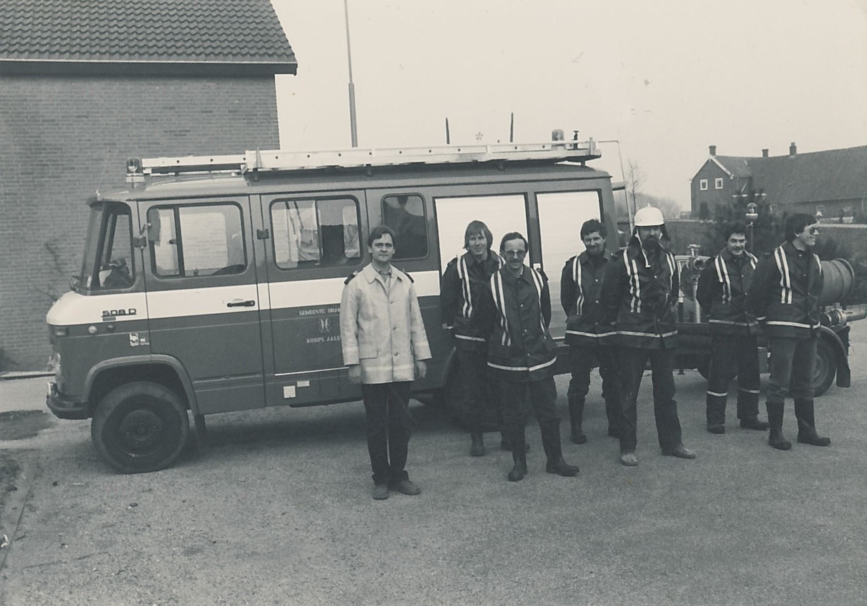 Achter v.l.n.r.: Peter Kramer, Johan Oomen
                        en Cor Bouman. Vooraan: Aart Hobo, Marius van
                        Ooijen, Henk van Veen en Johan Hak